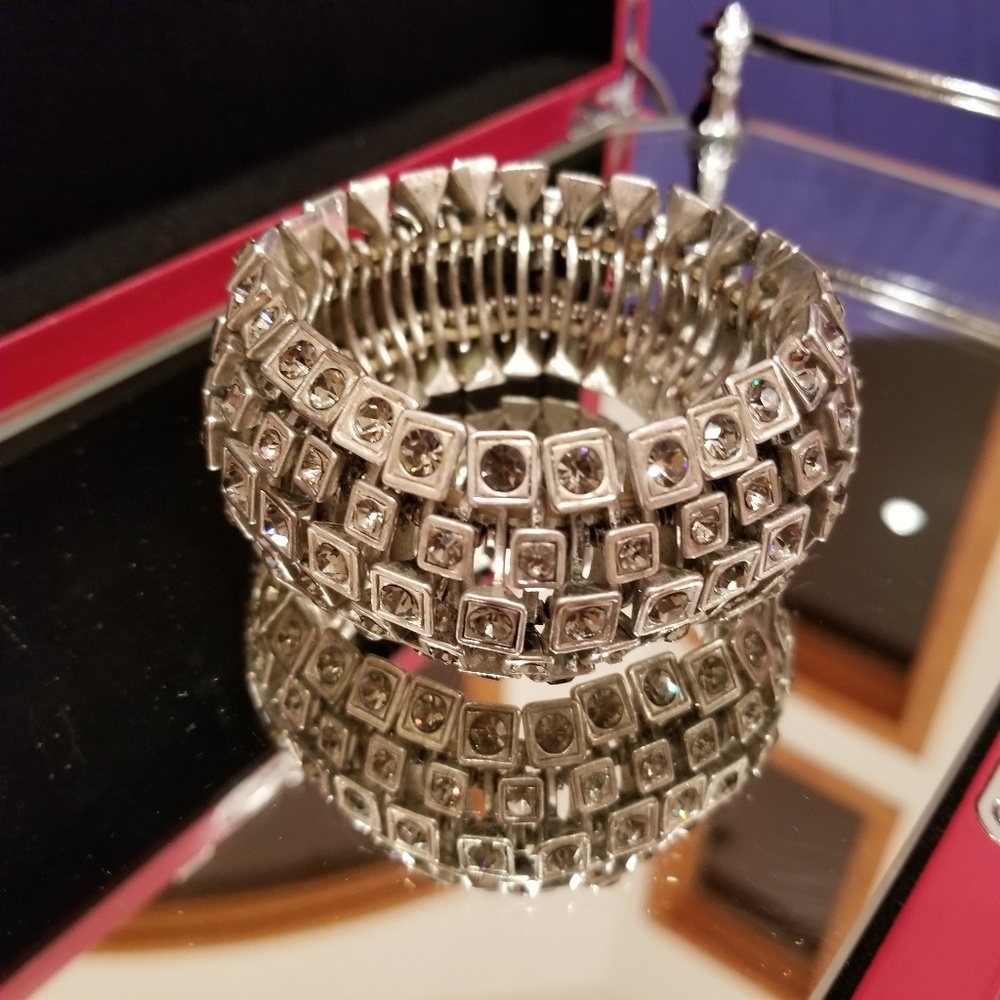 UNIQUE DESIGN! GORGEOUS Silver-Tone Stretchable Bracelet.